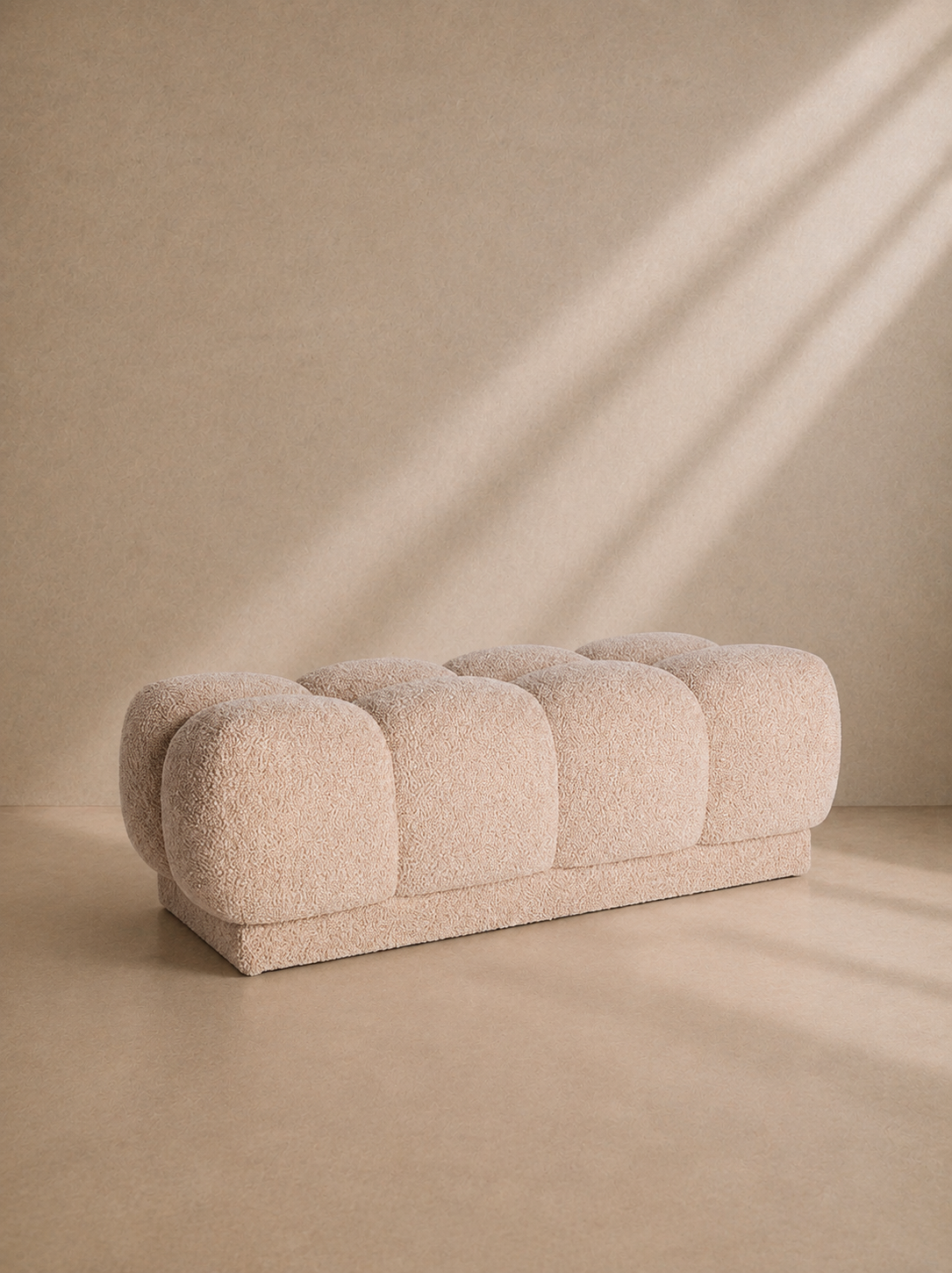 ALZAR - Pied de lit 2 places en bouclé beige au design contemporain et confort enveloppant
