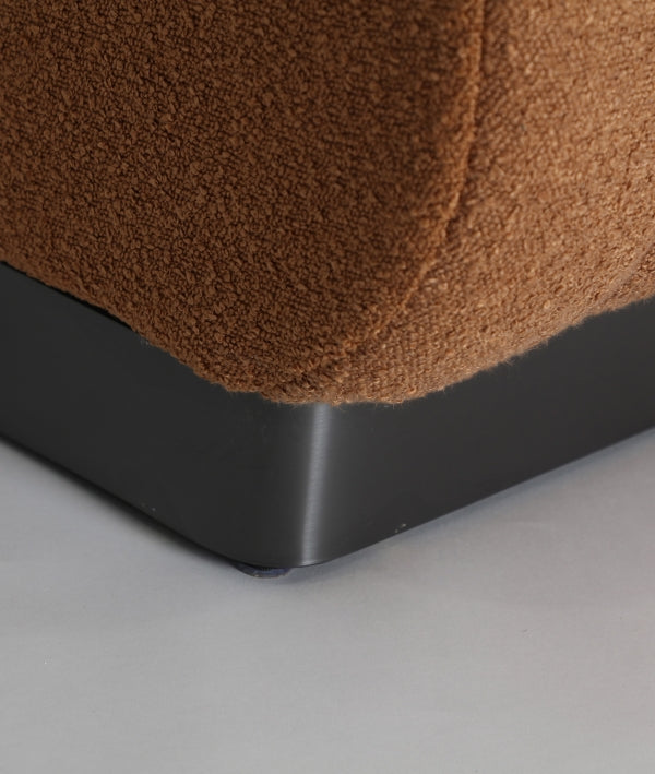MAELLA - Banquette 2 places en tissu ocre – Design contemporain