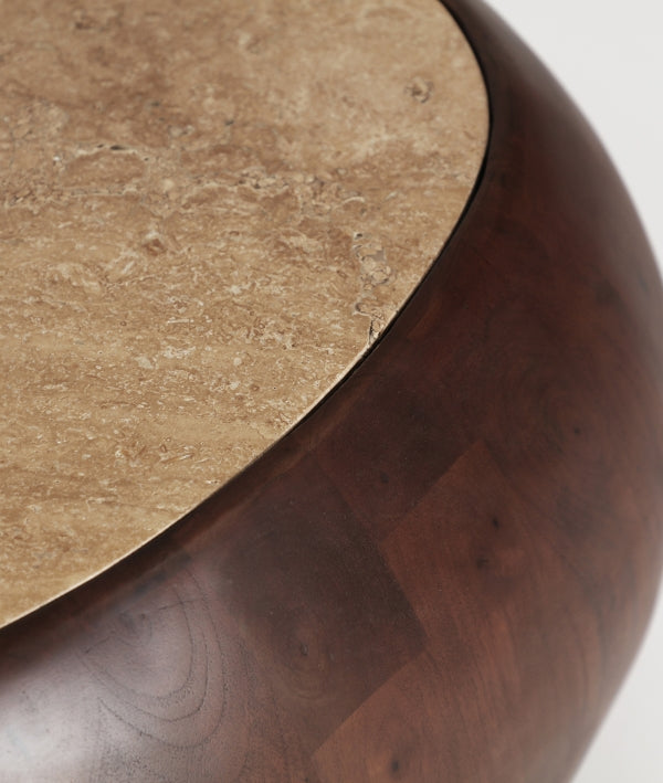 SINEU - Table basse ronde en bois de manguier et travertin