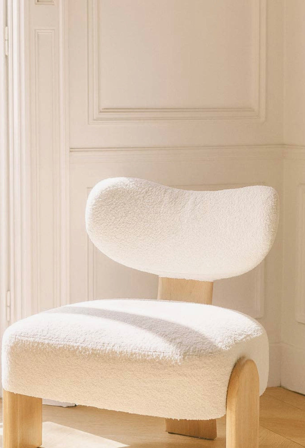 TIELMES - Fauteuil design en bouclette blanc et bois massif de frêne