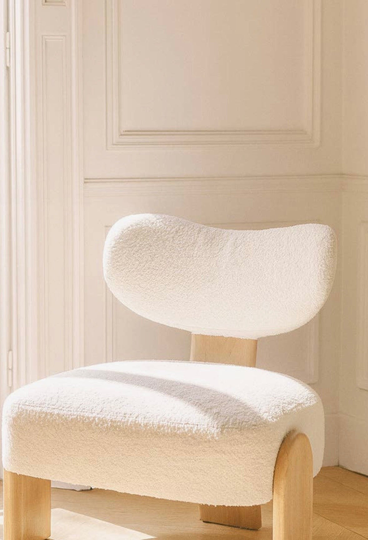 TIELMES - Fauteuil design en bouclette blanc et bois massif de frêne