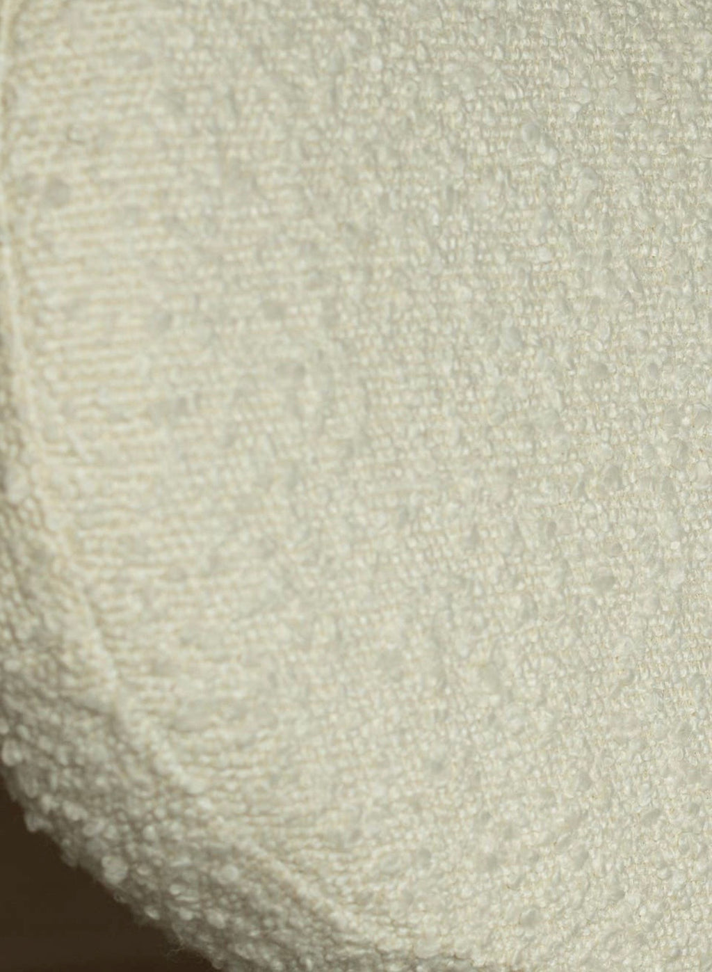 TIELMES - Fauteuil design en bouclette blanc et bois massif de frêne