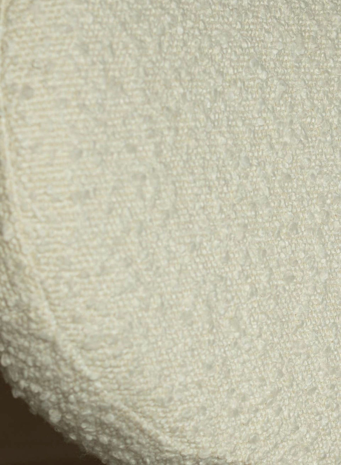 TIELMES - Fauteuil design en bouclette blanc et bois massif de frêne