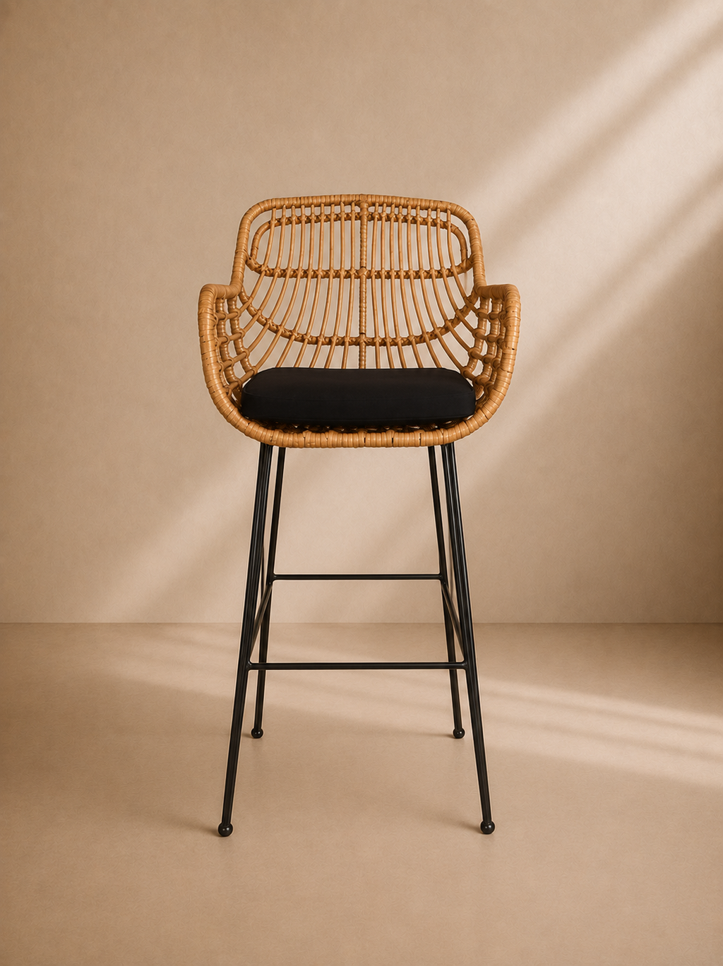 PUIG - Tabouret de bar en rotin beige et métal noir pour salon, terrasse, hôtels et restaurants