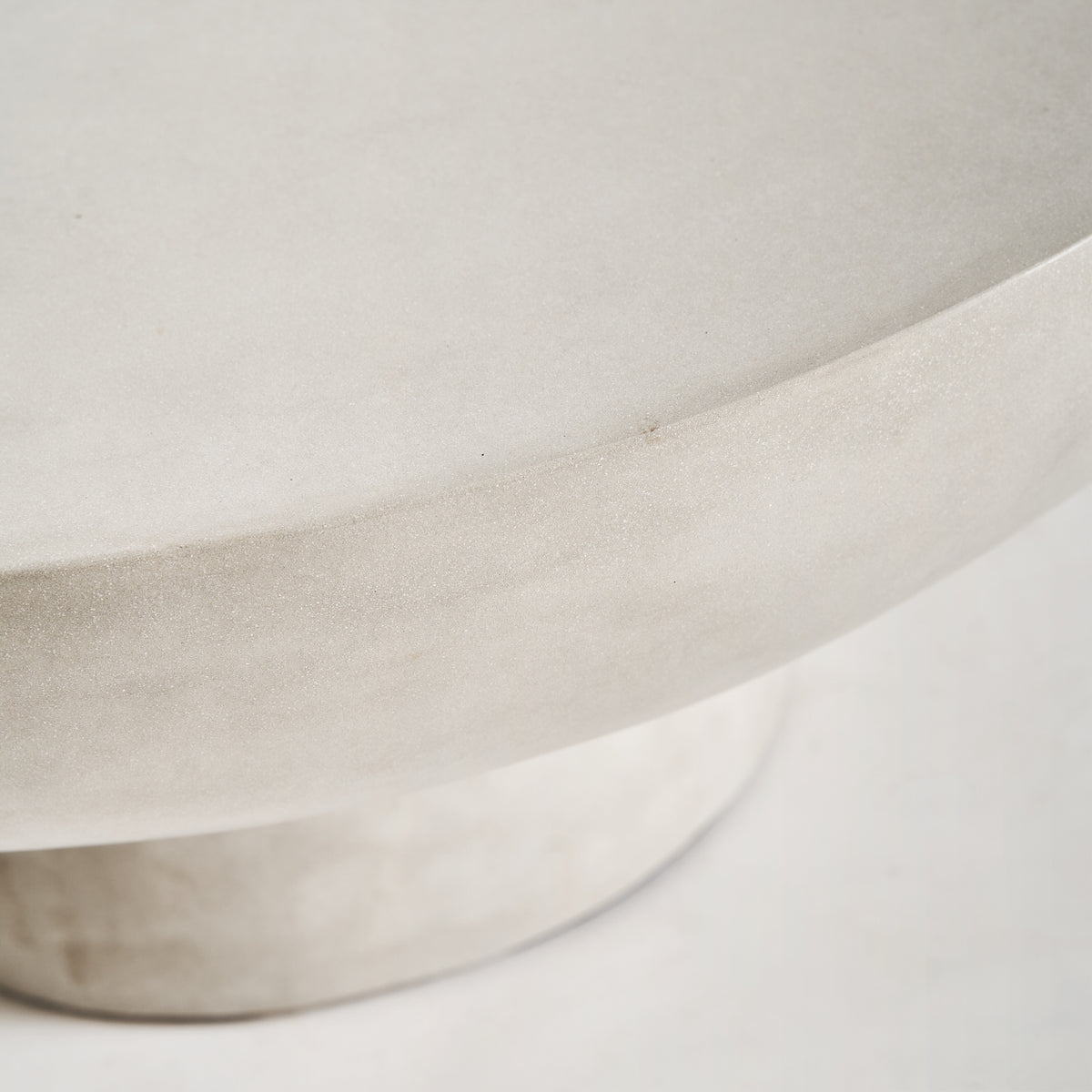 JARAY - Table basse ronde en grès gris 92 cm