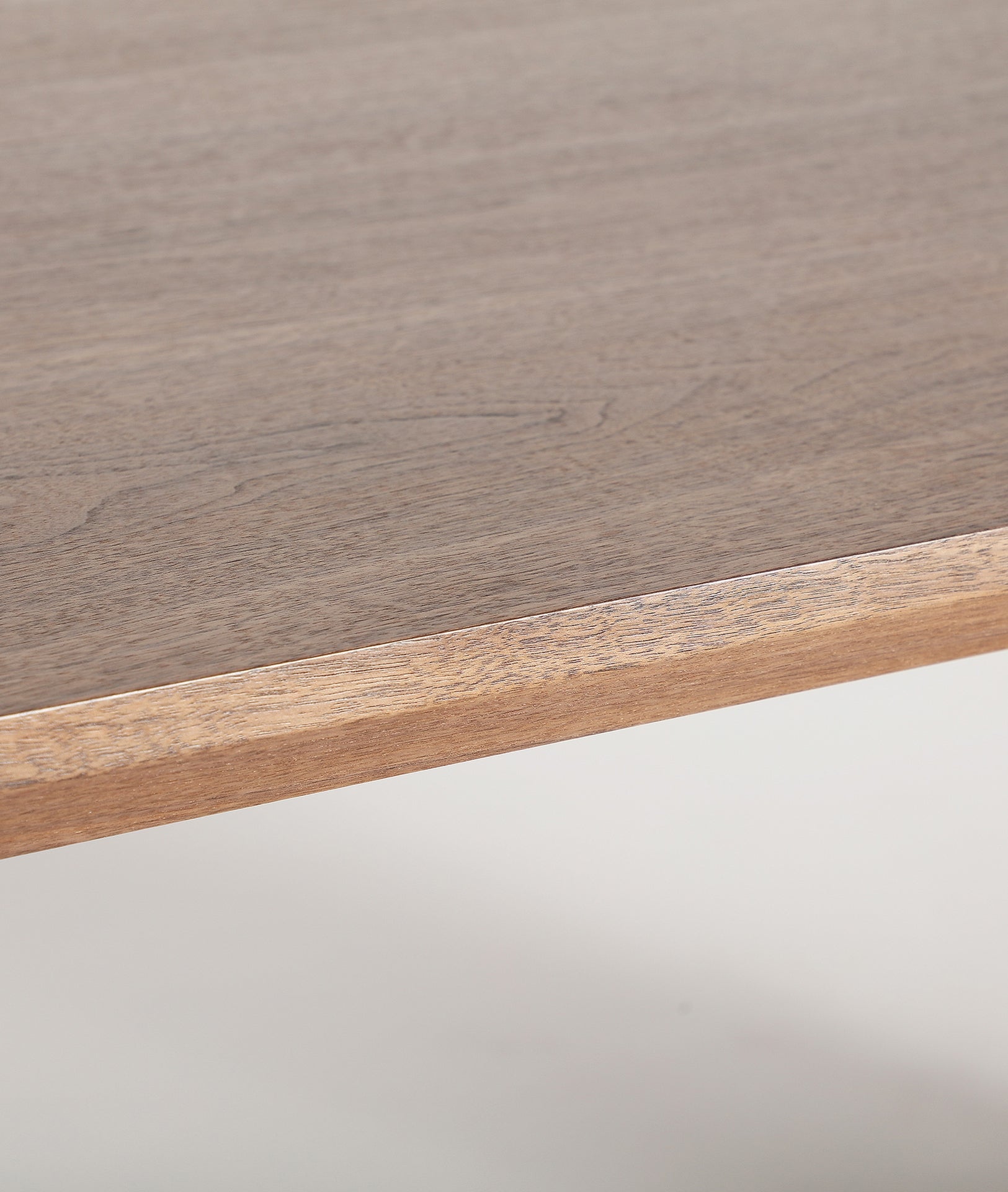BARAS - Table à manger ovale en bois noyer – Élégance sculpturale pour 8 personnes