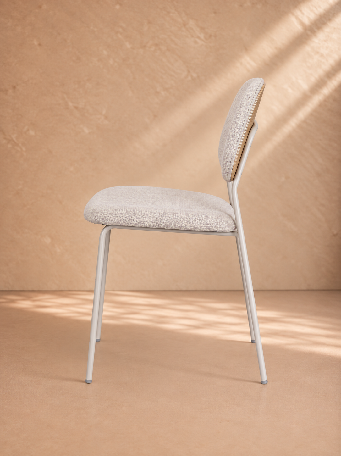 SANZO - Chaise contemporaine en tissu beige, métal et bois