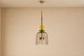 HECHO - Suspension en verre gris et jaune avec fer doré 64 cm