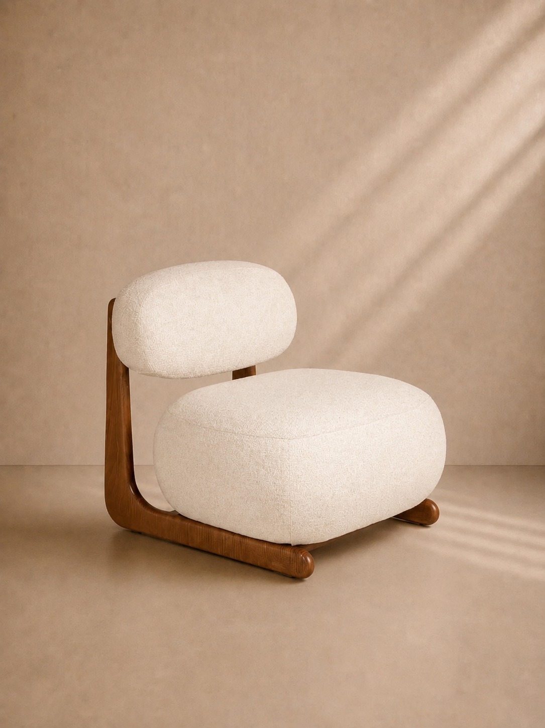 BEDAR - Fauteuil design en tissu bouclé crème et structure en noyer