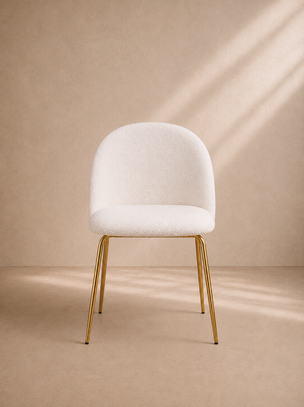 RIERA - Chaise design en bouclette blanche avec pieds métalliques dorés
