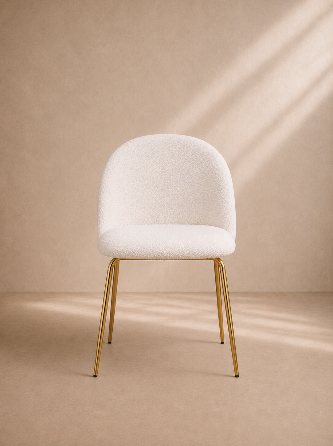 RIERA - Chaise design en bouclette blanche avec pieds métalliques dorés