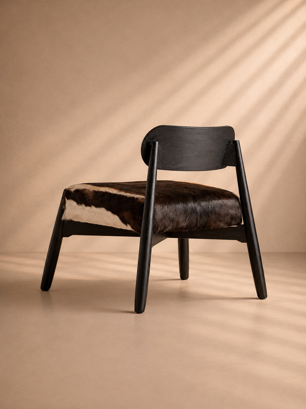 GRANA - Fauteuil lounge en bois massif et cuir naturel