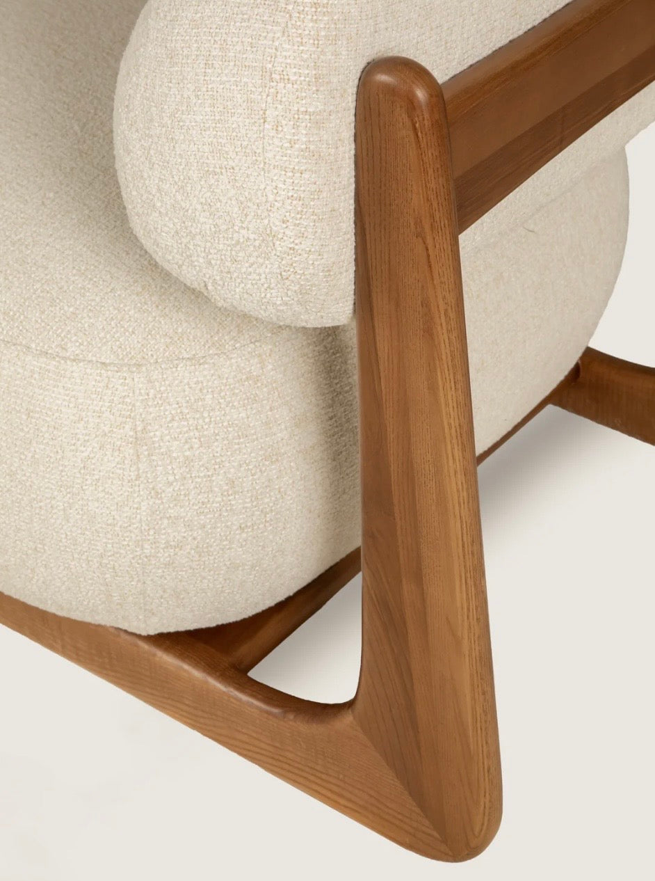 BEDAR - Fauteuil design en tissu bouclé crème et structure en noyer
