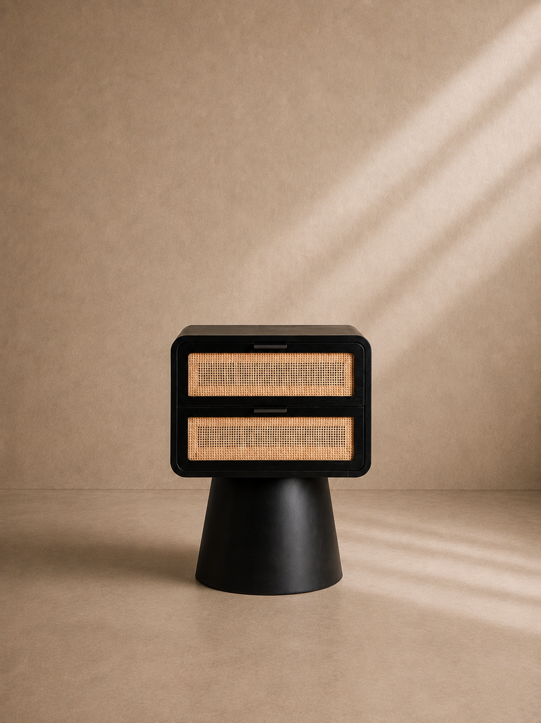 OROL - Mesita de noche de diseño en madera de pino negro y ratán natural