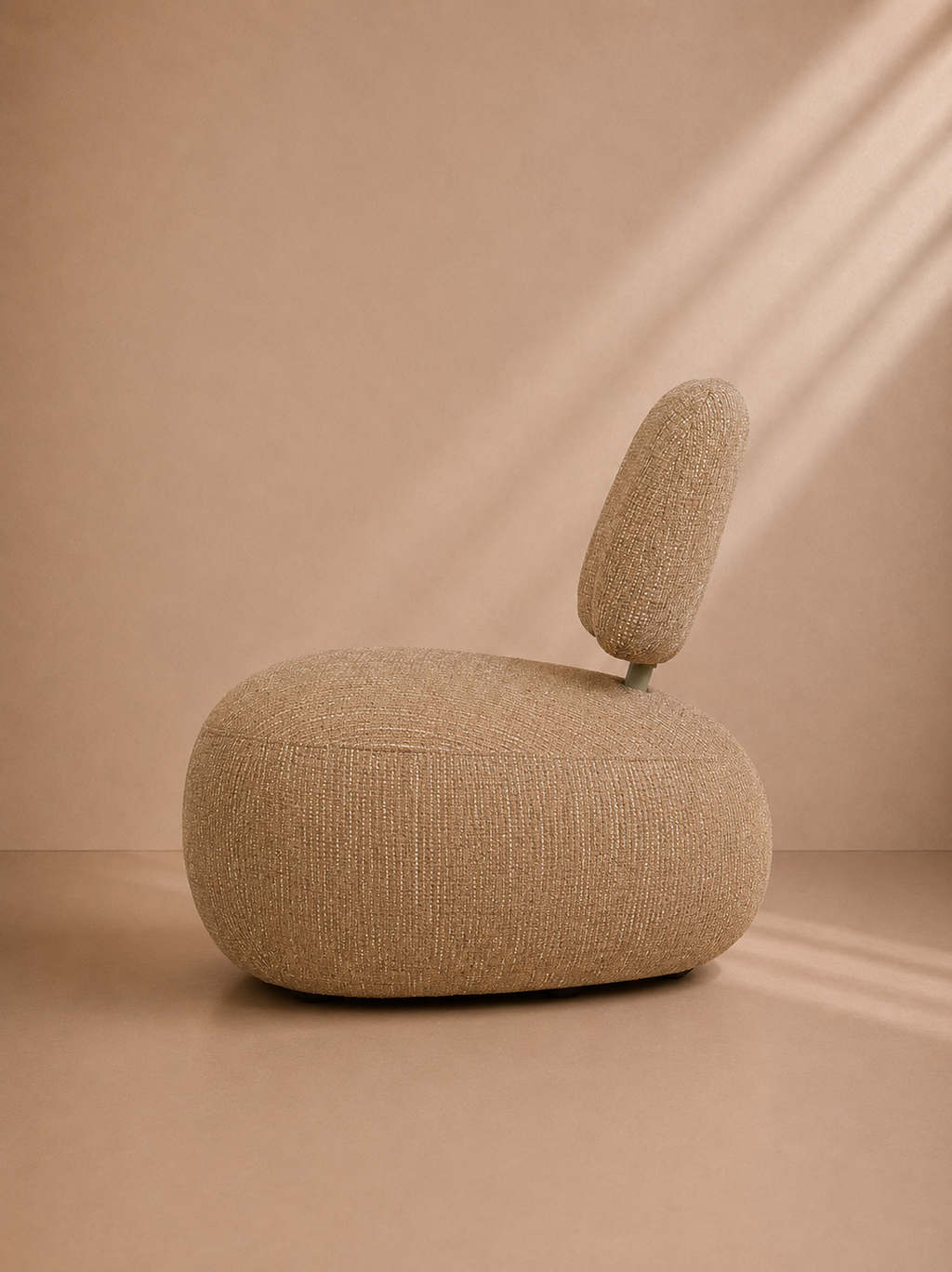 BANON - Sillón de diseño en tela bouclé color caramelo – Elegancia orgánica y confort contemporáneo