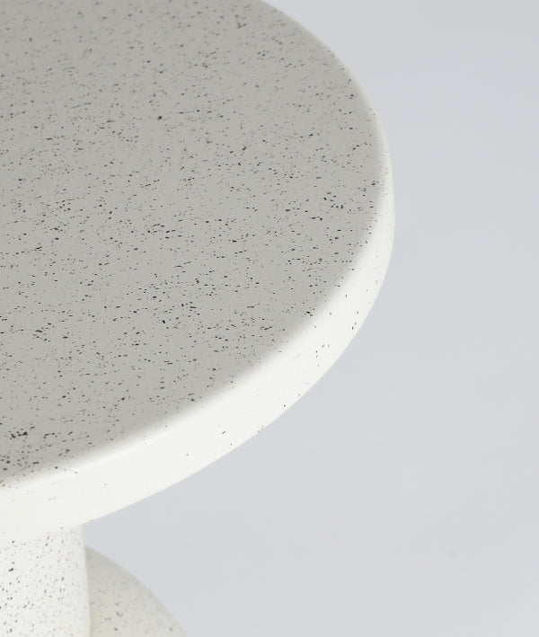 PRIEGO - Mesa auxiliar redonda de hierro blanco roto de 52 cm - diseño contemporáneo