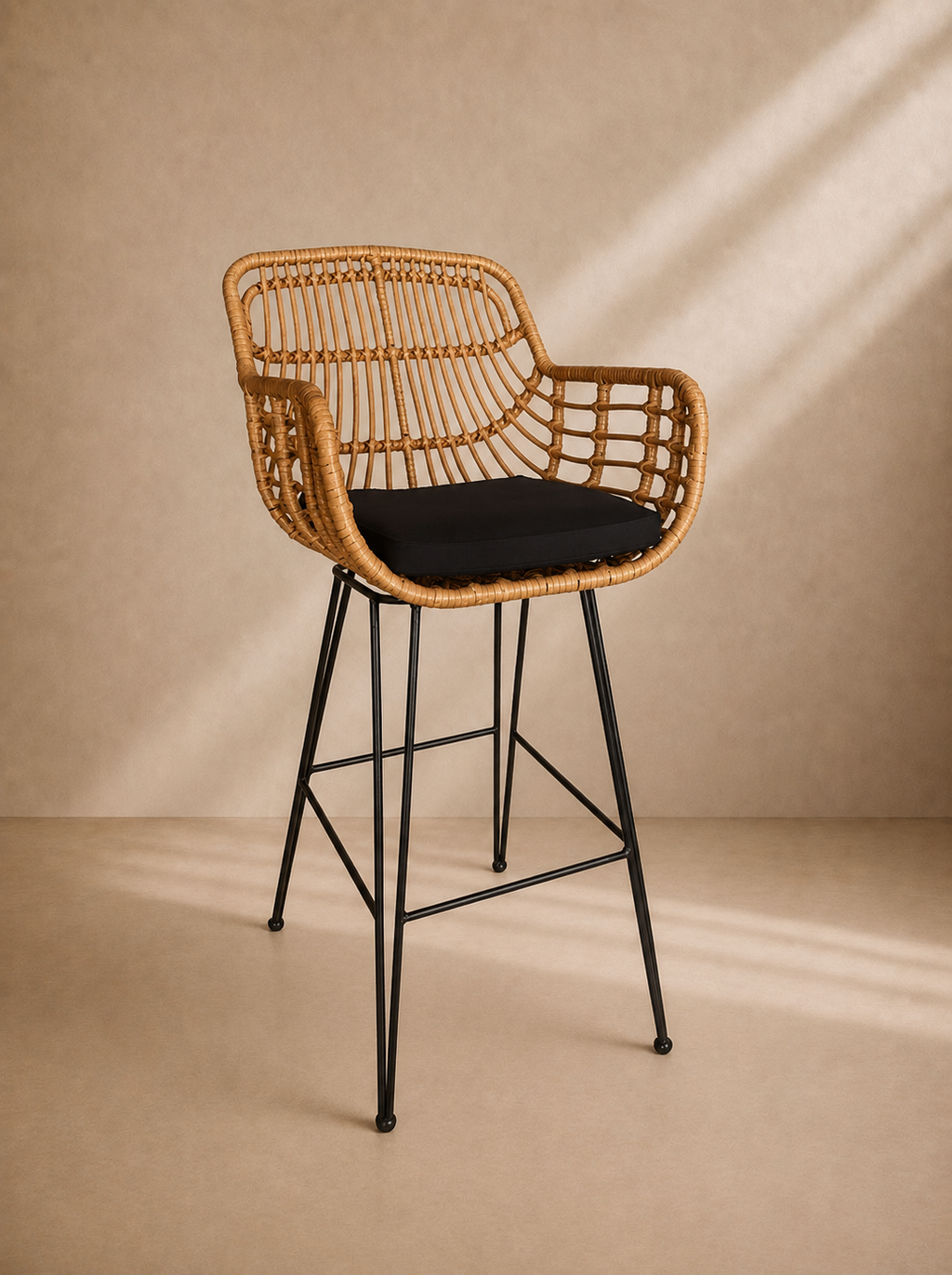 PUIG - Tabouret de bar en rotin beige et métal noir pour salon, terrasse, hôtels et restaurants