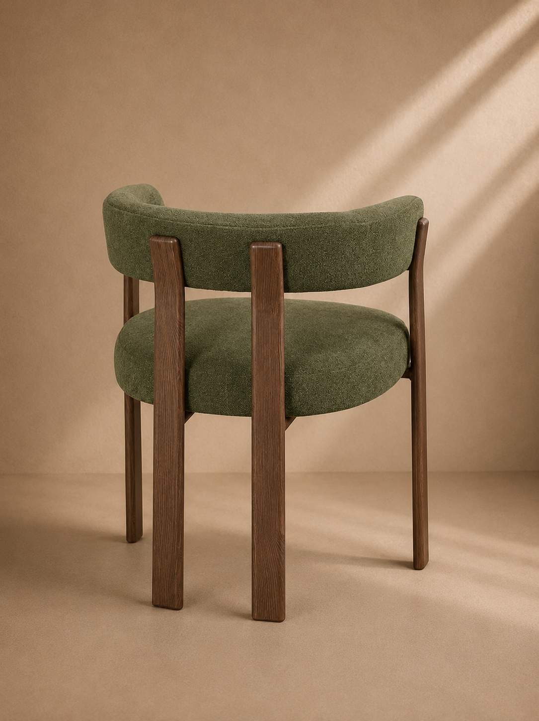 LEVA - Silla de comedor de diseño de tela verde con patas metálicas efecto madera y reposabrazos