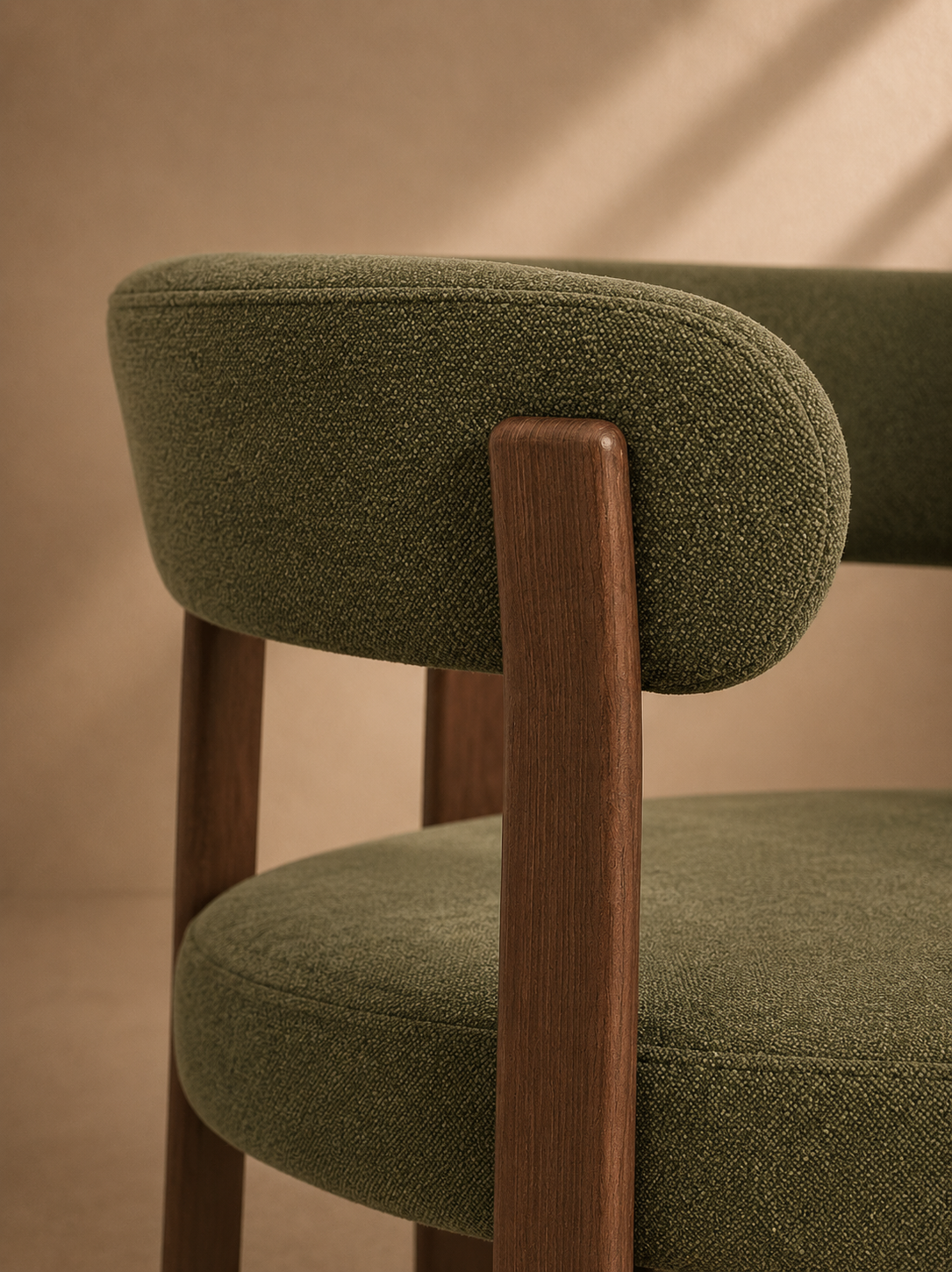 LEVA - Silla de comedor de diseño de tela verde con patas metálicas efecto madera y reposabrazos