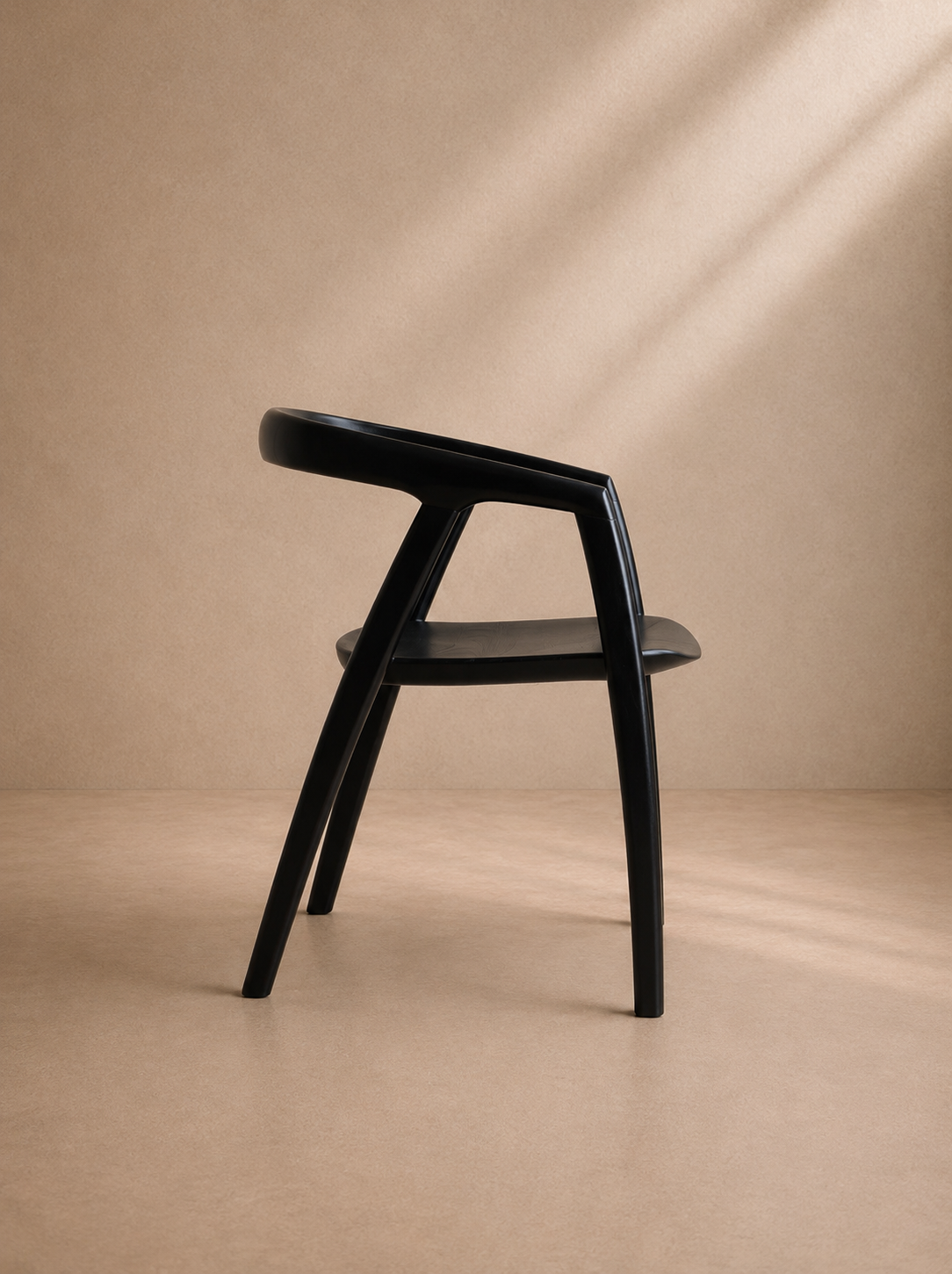 DINA - Chaise design noire en bois d'orme