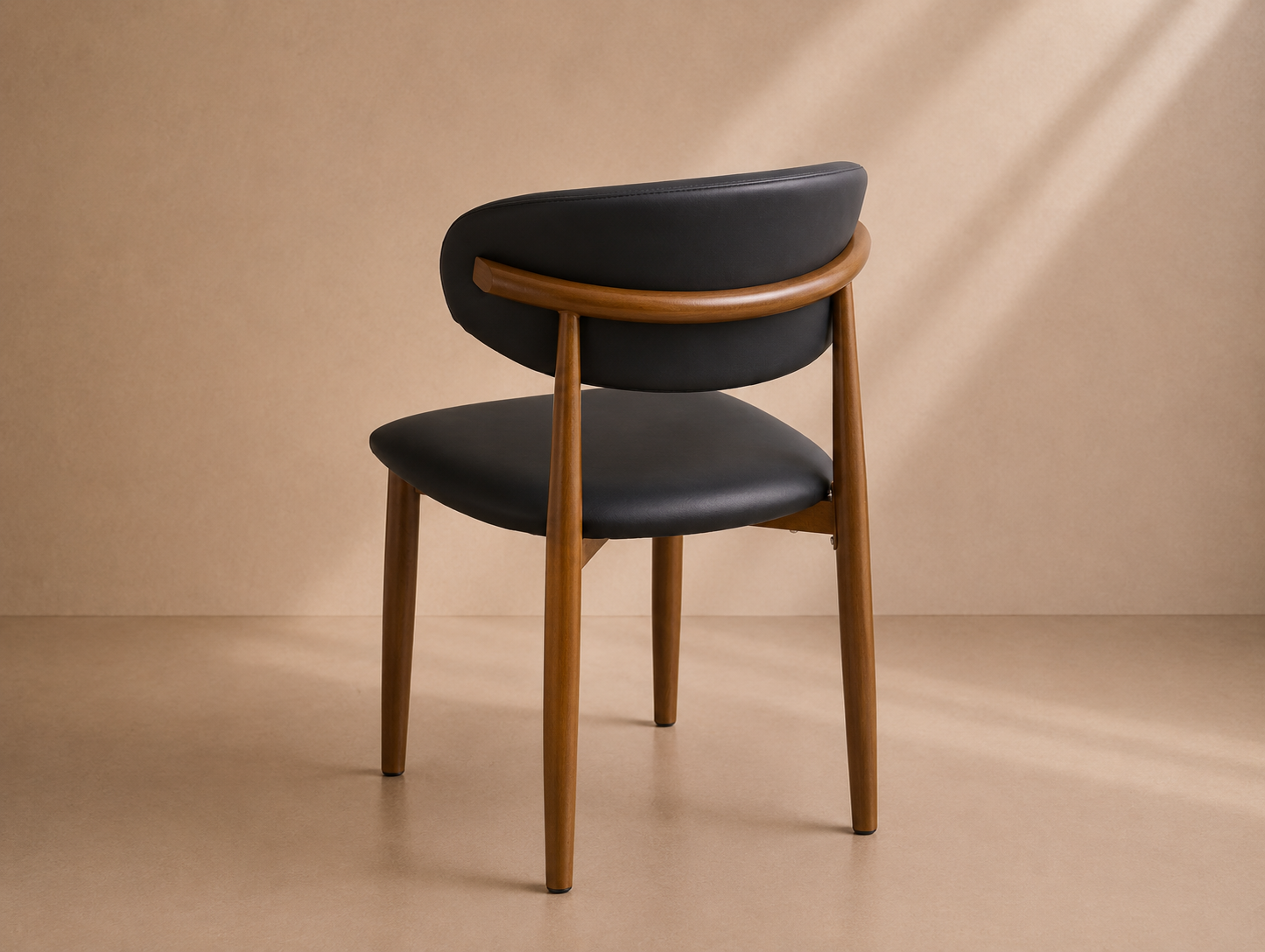 LEMA - Chaise de salle à manger en similicuir noir et finition bois au design moderne