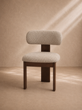 BENAS - Chaise en bois d’orme massif finition noyer et tissu bouclé beige
