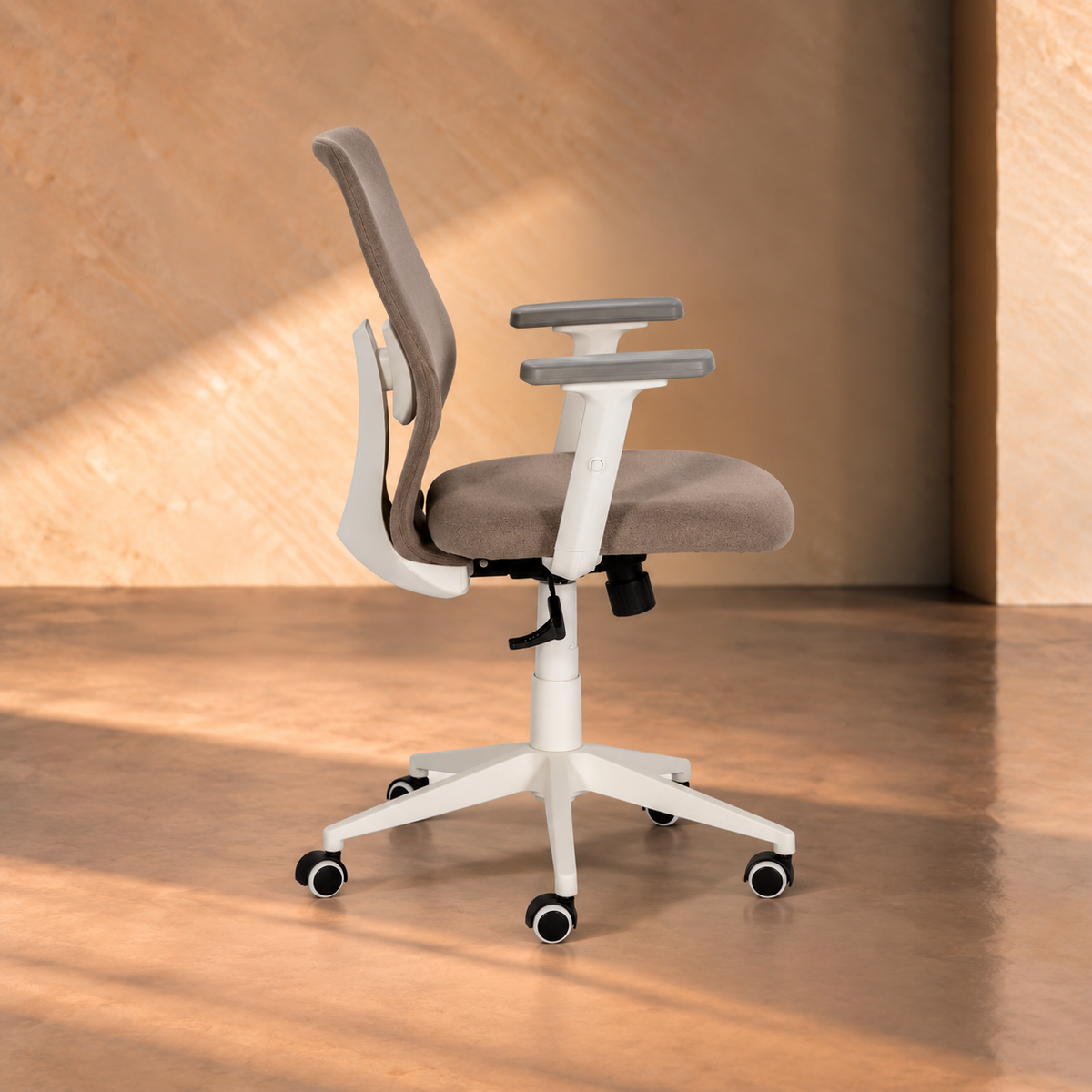 ÓBIDOS - Silla de oficina con ruedas de tela y metal color topo 63 × 59 × 94,5 cm