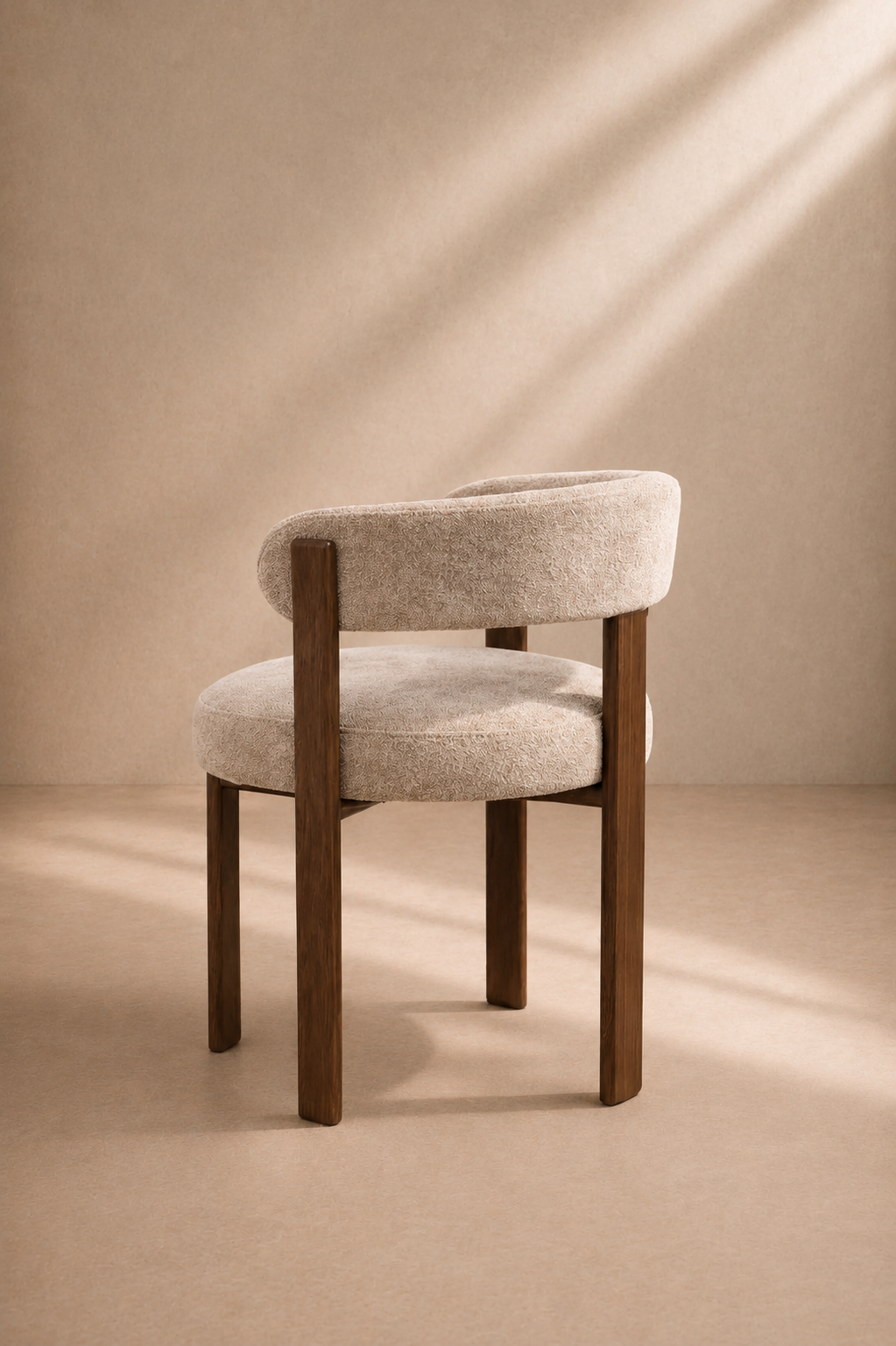 LEVA - Chaise design de salle à manger en tissu ivoire avec pieds métal effet bois et accoudoirs