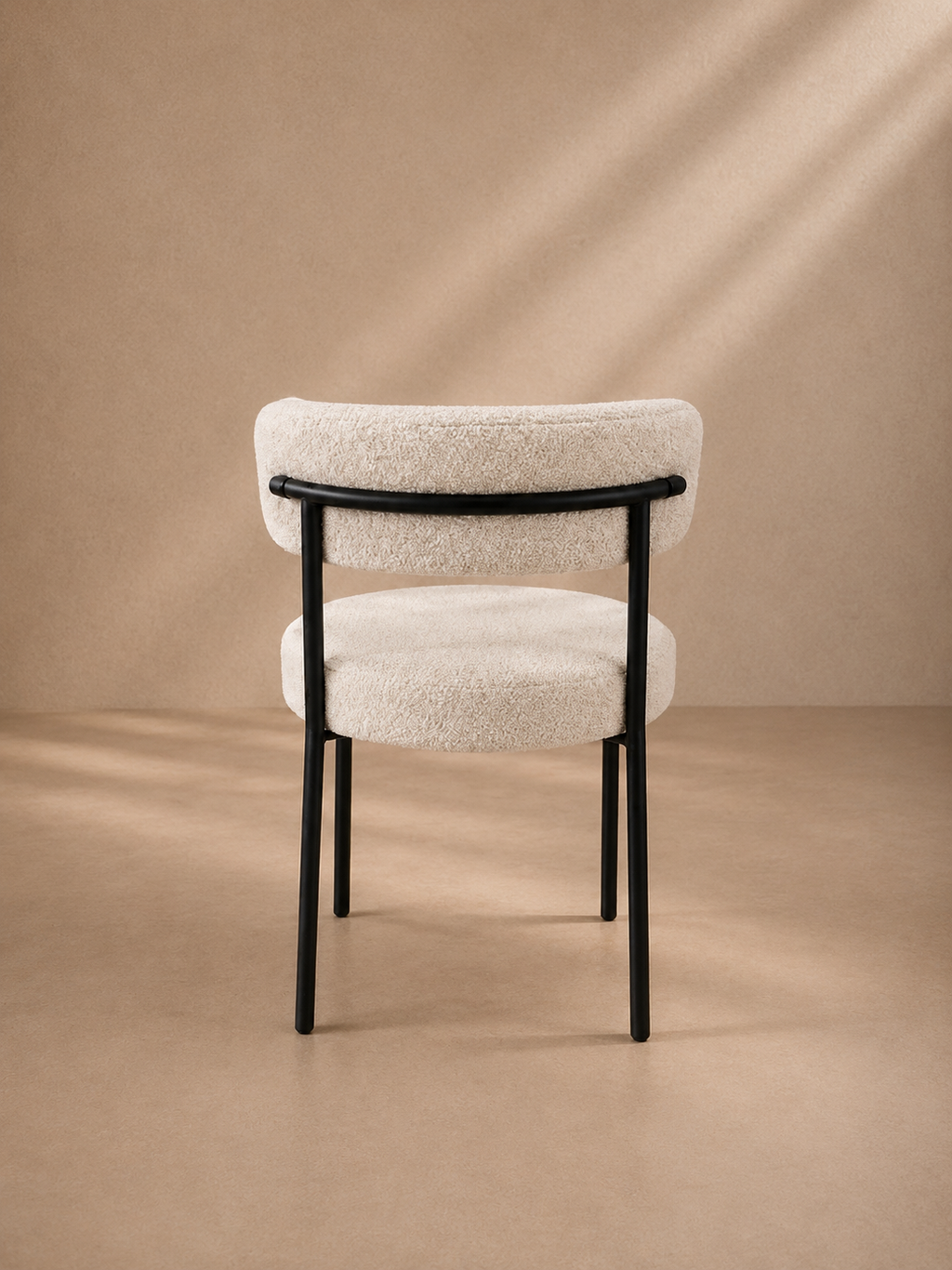 ENDRA - Chaise design en revêtement bouclé blanc et structure en métal