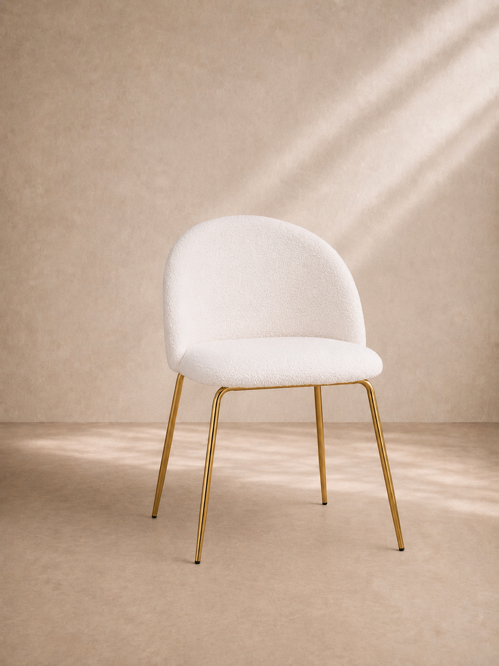 RIERA - Chaise design en bouclette blanche avec pieds métalliques dorés