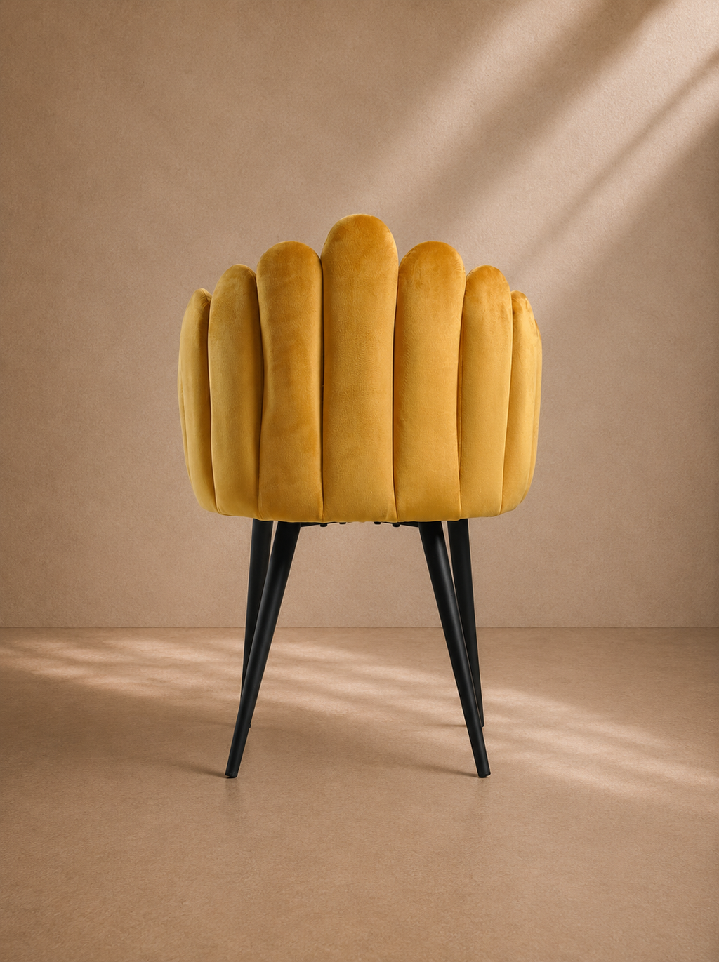 VINDEL - Chaise en velours jaune moutarde design à coque enveloppante et pieds métal noir