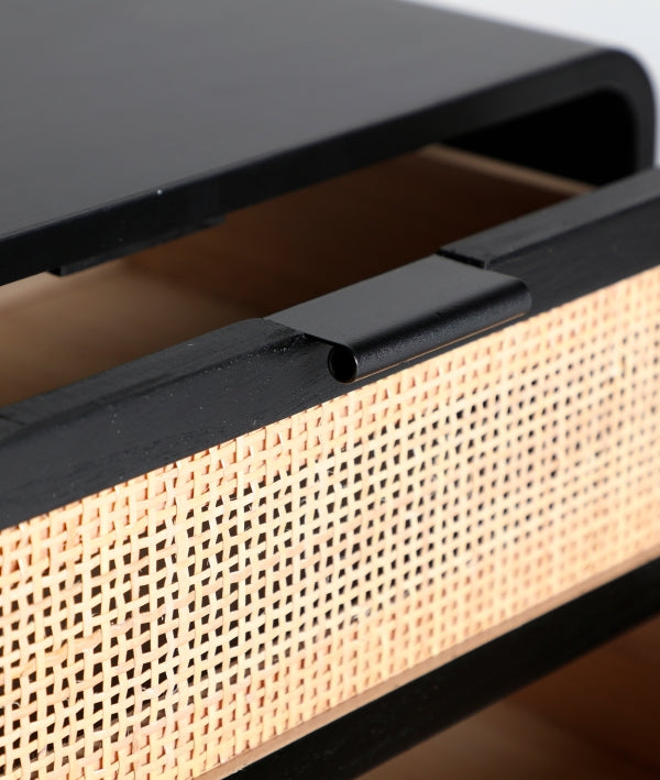 OROL - Mesita de noche de diseño en madera de pino negro y ratán natural