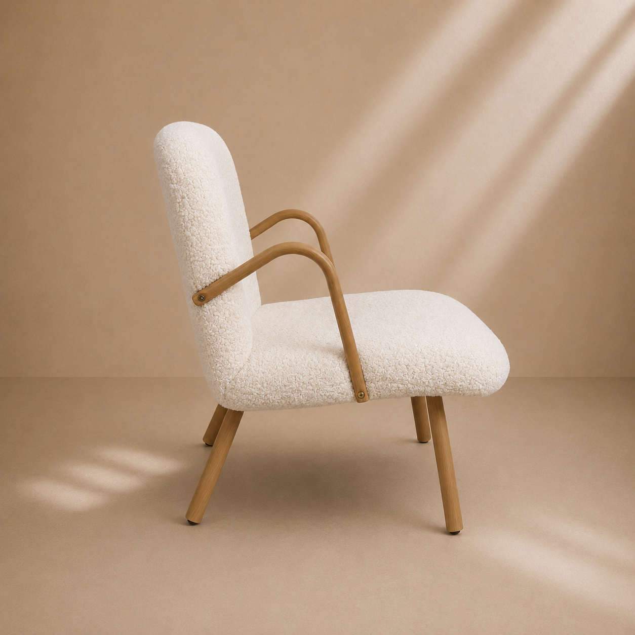 DARRO - Fauteuil inclinable en bouclette blanche avec accoudoirs en bois