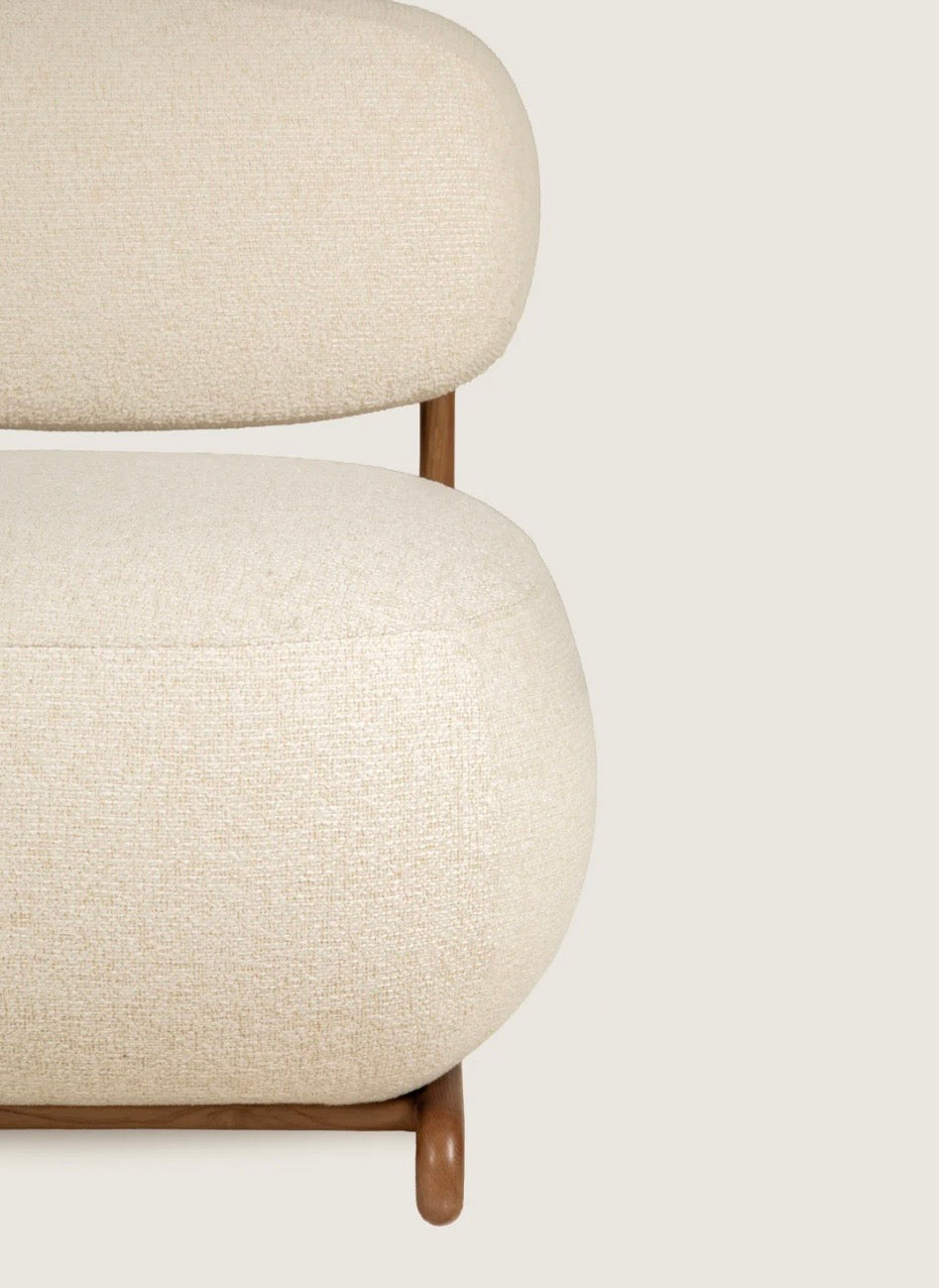 BEDAR - Fauteuil design en tissu bouclé crème et structure en noyer