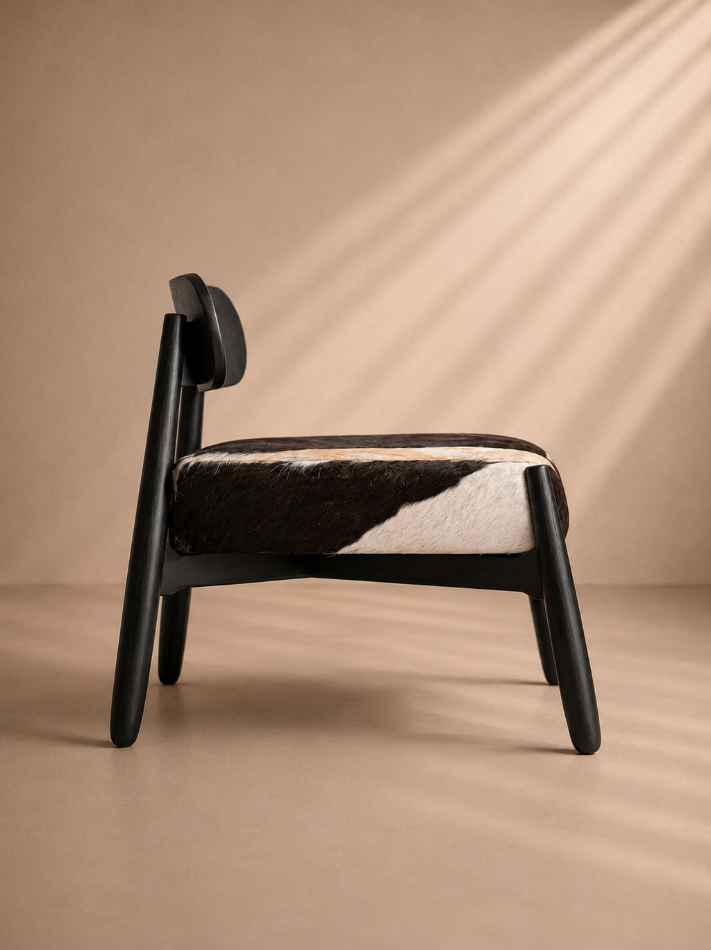 GRANA - Fauteuil lounge en bois massif et cuir naturel