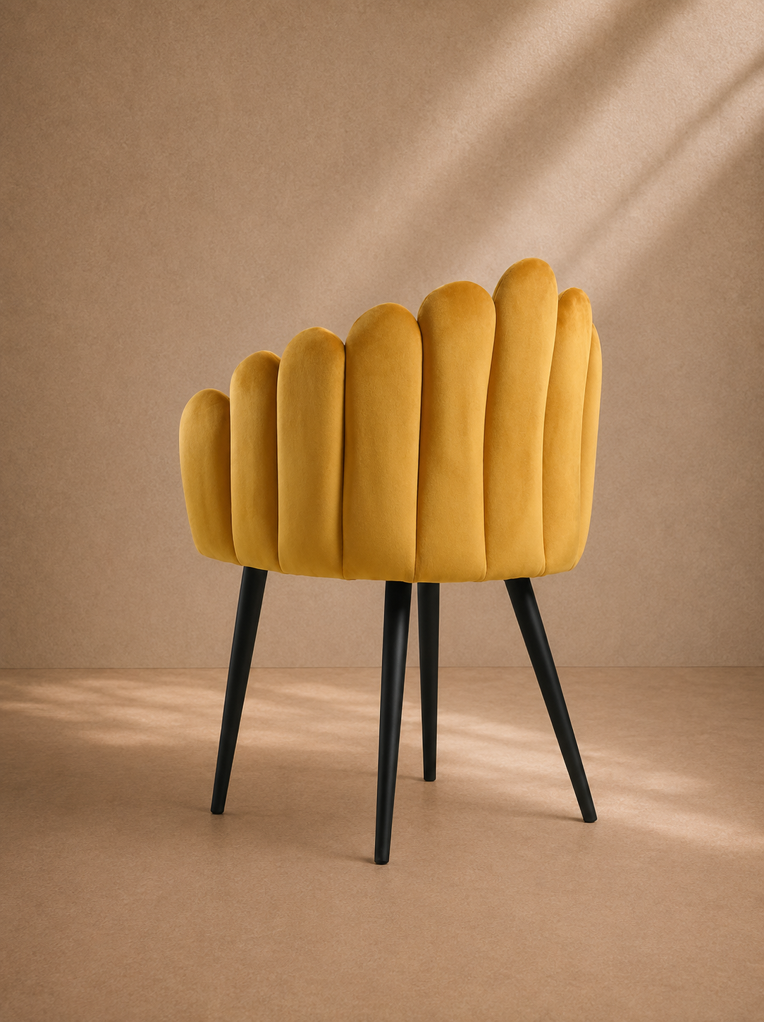 VINDEL - Chaise en velours jaune moutarde design à coque enveloppante et pieds métal noir