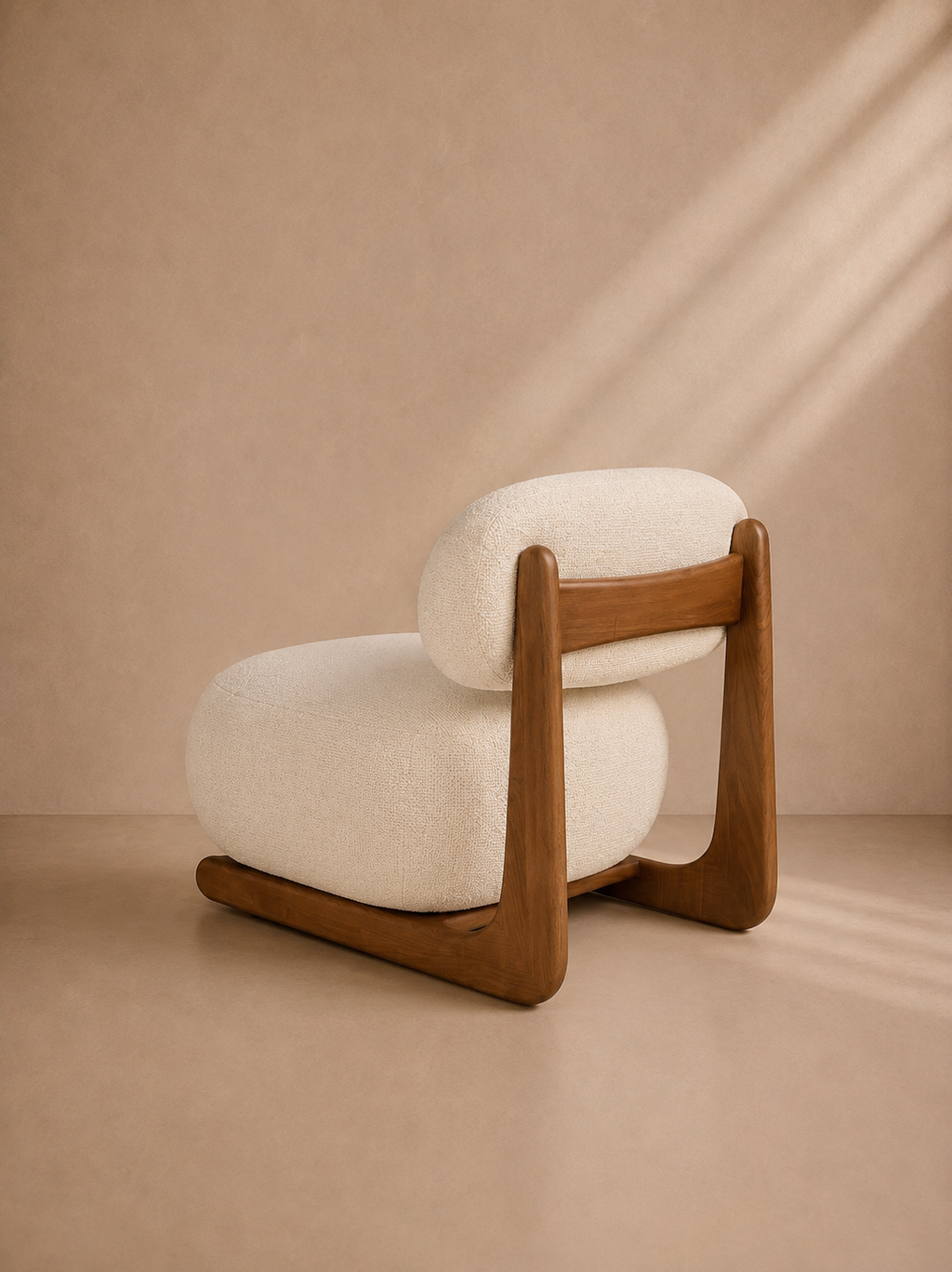 BEDAR - Fauteuil design en tissu bouclé crème et structure en noyer