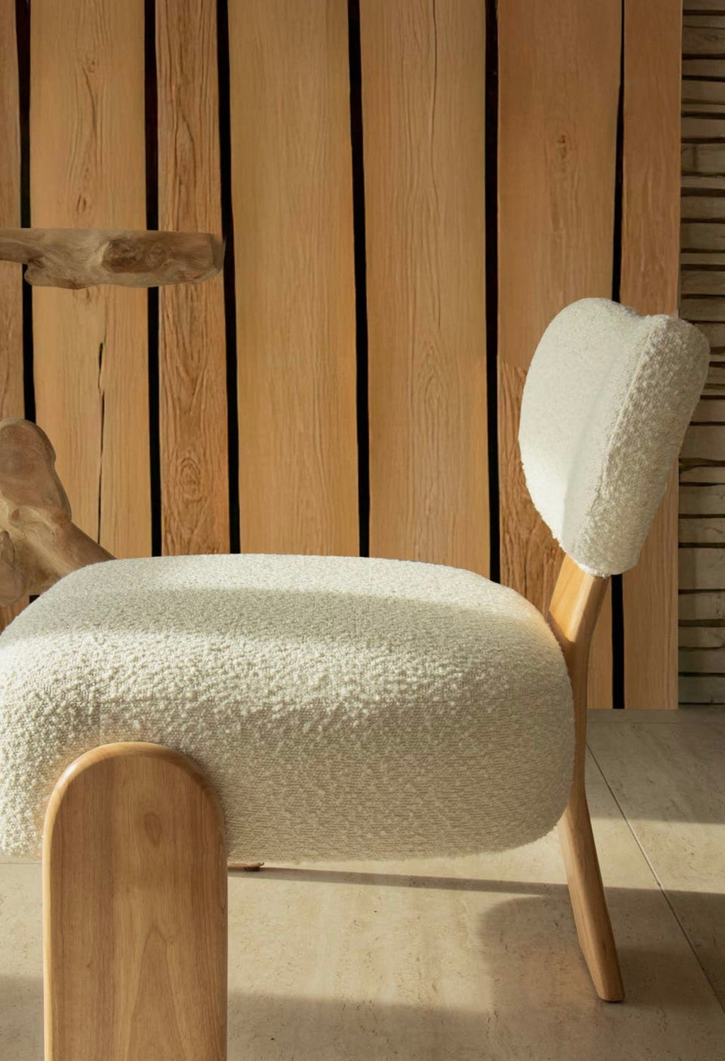TIELMES - Fauteuil design en bouclette blanc et bois massif de frêne
