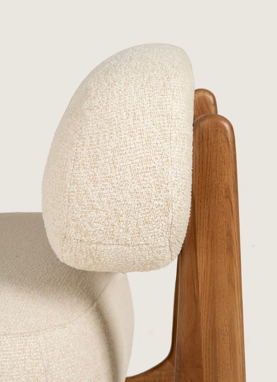 BEDAR - Fauteuil design en tissu bouclé crème et structure en noyer