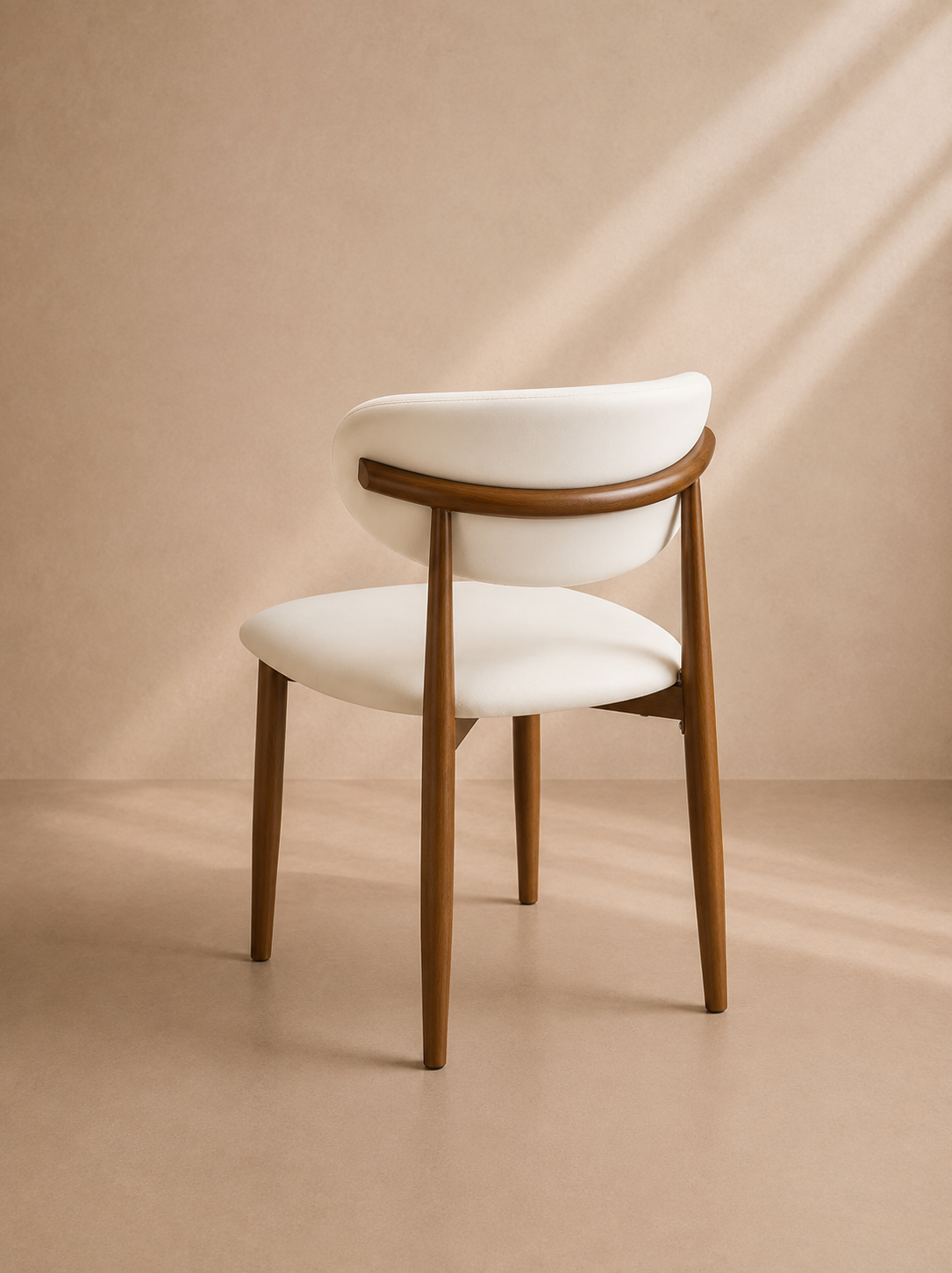 LEMA - Chaise de salle à manger en similicuir blanc et finition bois au design moderne