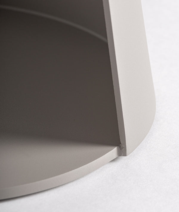 ZAFRA - Table auxiliaire ronde en aluminium couleur taupe 47 cm