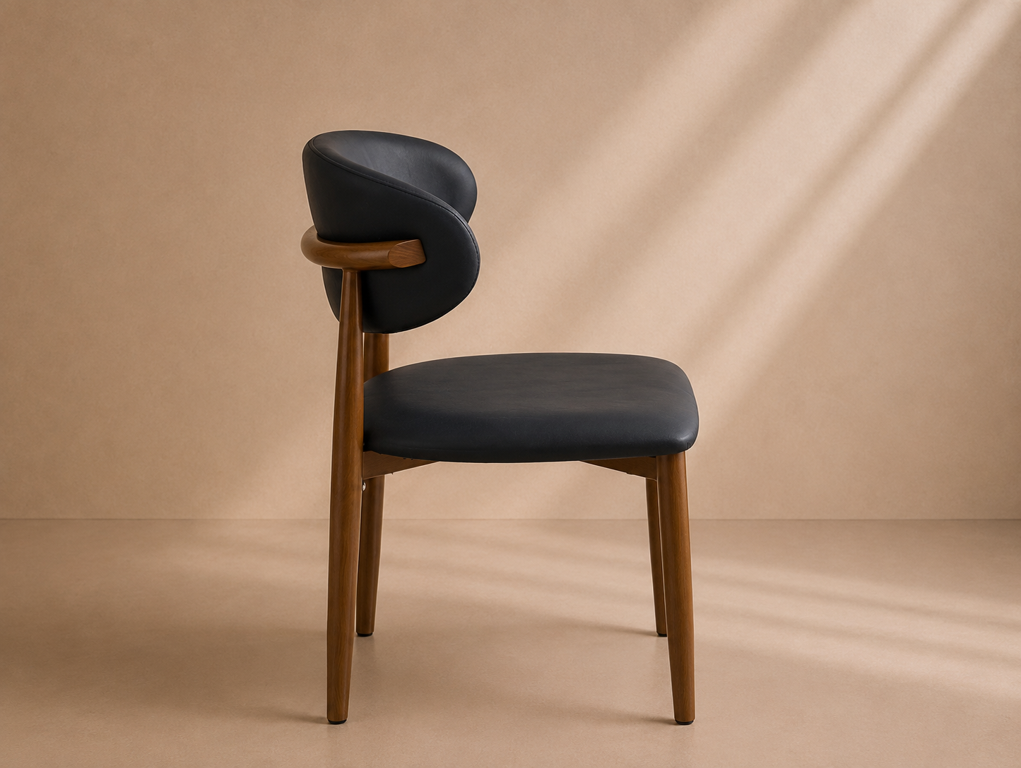 LEMA - Chaise de salle à manger en similicuir noir et finition bois au design moderne