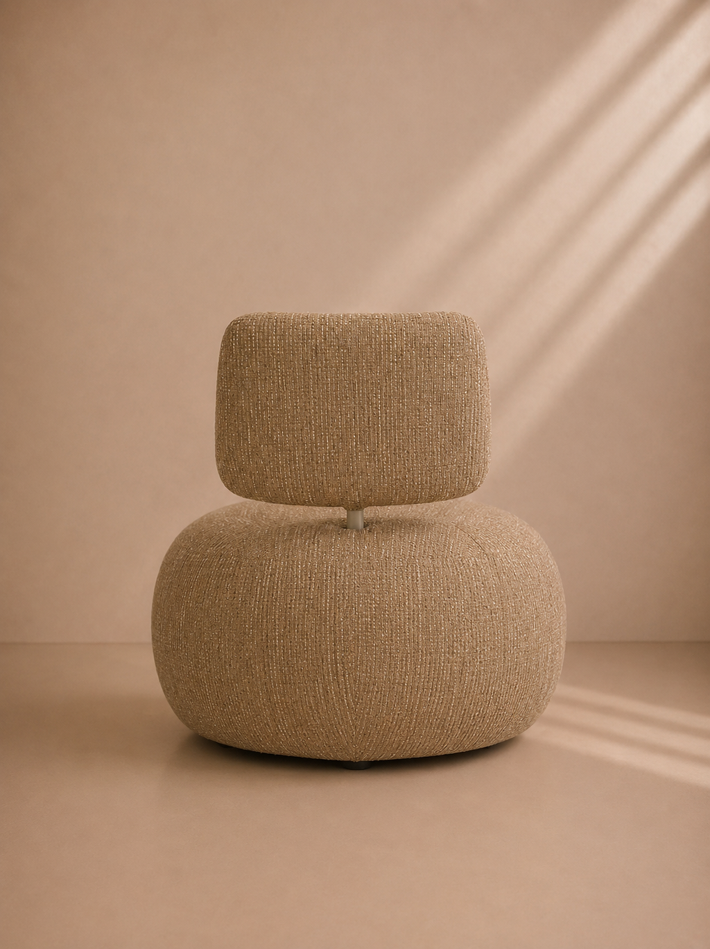 BANON - Sillón de diseño en tela bouclé color caramelo – Elegancia orgánica y confort contemporáneo