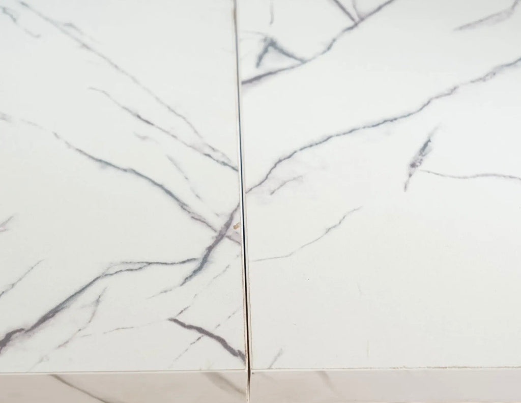 LAYNA - Table à manger effet marbre blanc 120 cm – Style contemporain avec pieds en métal noir