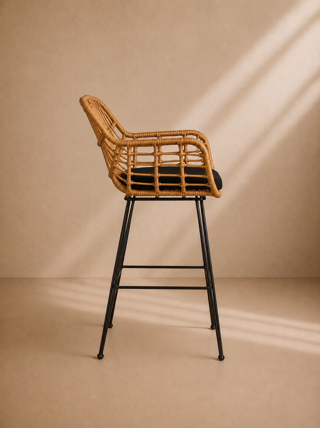 PUIG - Tabouret de bar en rotin beige et métal noir pour salon, terrasse, hôtels et restaurants