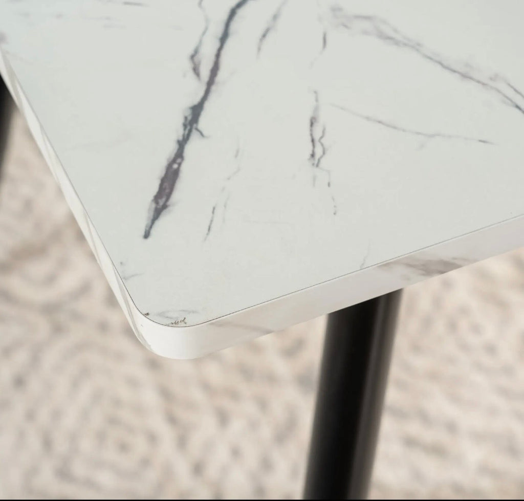 LAYNA - Table à manger effet marbre blanc 120 cm – Style contemporain avec pieds en métal noir