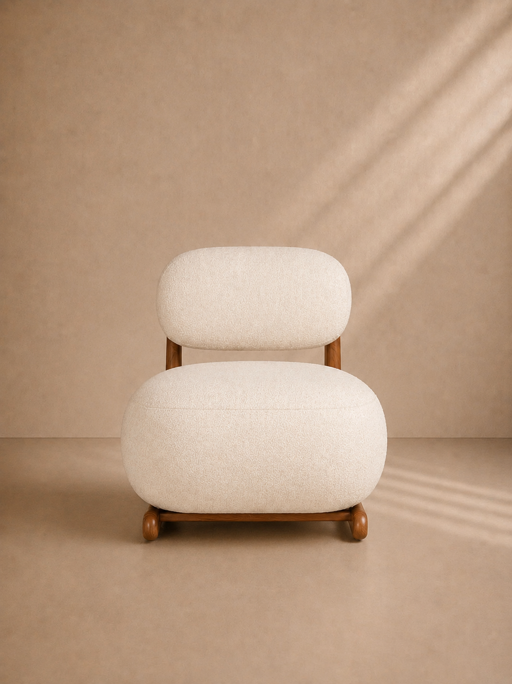 BEDAR - Fauteuil design en tissu bouclé crème et structure en noyer