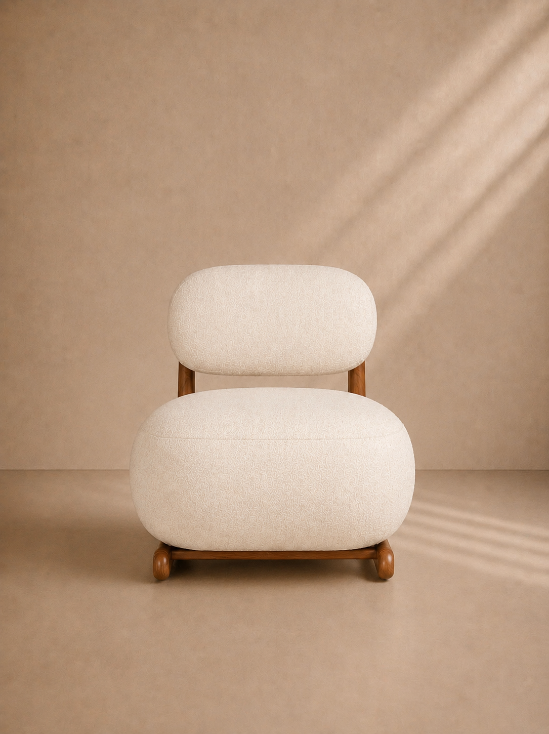 BEDAR - Fauteuil design en tissu bouclé crème et structure en noyer