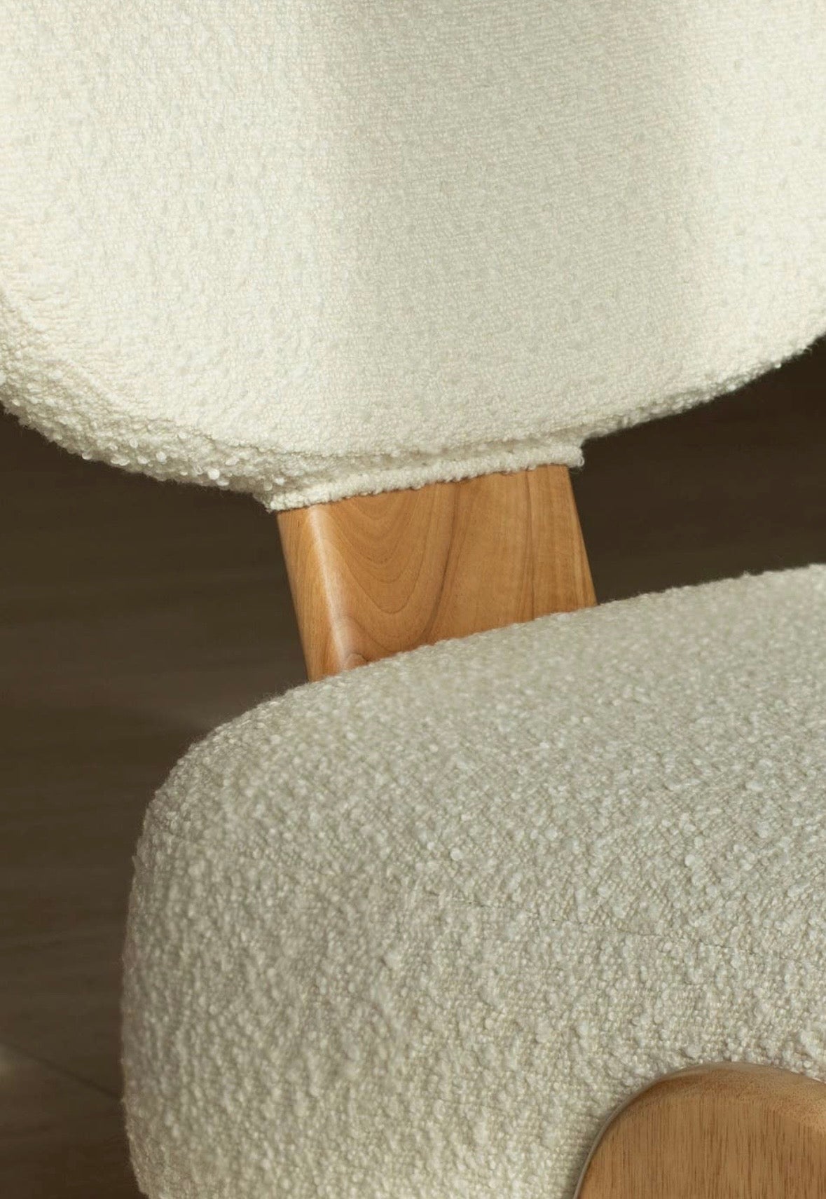 TIELMES - Fauteuil design en bouclette blanc et bois massif de frêne
