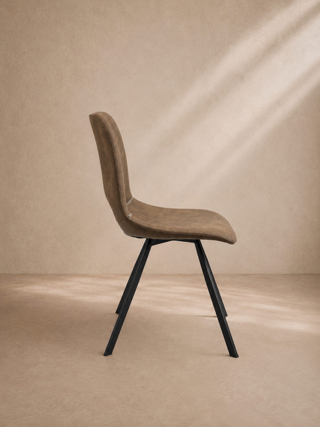 POLA - Chaise design en similicuir marron avec pieds en métal noir